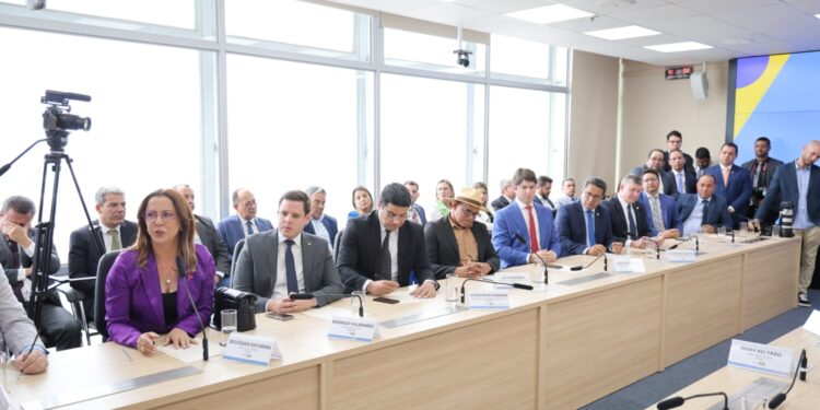 Jeferson prestigia em Brasília assinatura de licitação da ponte Penedo-Neópolis