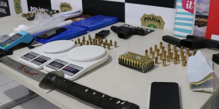 Denarc faz operação em Lagarto, São Cristóvão e Aracaju e apreende armas e drogas