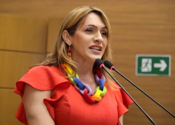 “É uma verdadeira farra!”, ironiza Linda Brasil sobre alto número de cargos em comissão no Governo do Estado