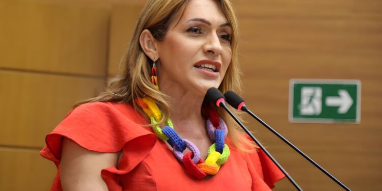 “É uma verdadeira farra!”, ironiza Linda Brasil sobre alto número de cargos em comissão no Governo do Estado