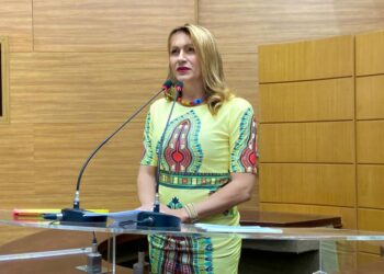 Linda Brasil demonstra preocupação com estudo que recomenda demissão em massa na Deso