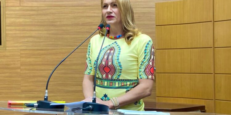 Linda Brasil demonstra preocupação com estudo que recomenda demissão em massa na Deso