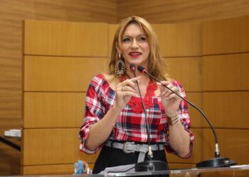 Linda Brasil critica corte nos salários de professores em Canindé