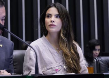 Yandra apresenta relatório pela aprovação do PL que institui atenção à pessoa com a Síndrome de Ehlers