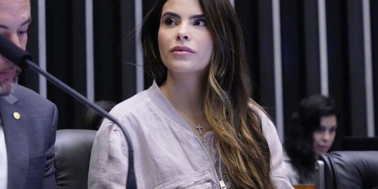 Yandra apresenta relatório pela aprovação do PL que institui atenção à pessoa com a Síndrome de Ehlers