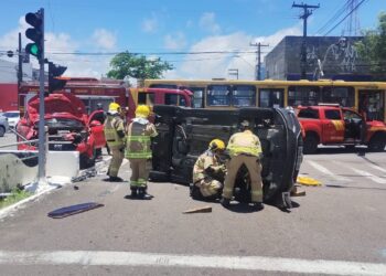 Colisão seguida de capotamento deixa duas pessoas feridas em Aracaju