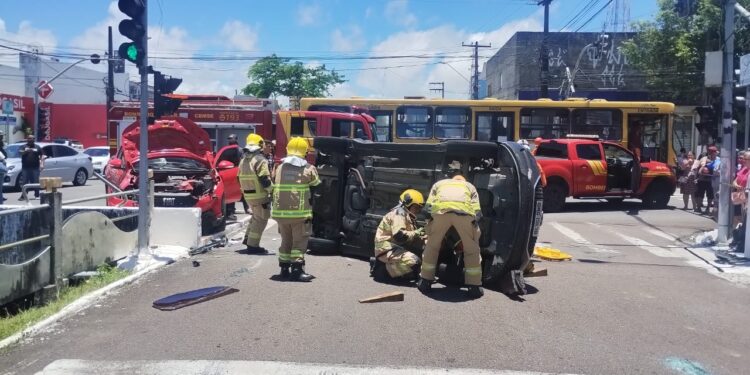 Colisão seguida de capotamento deixa duas pessoas feridas em Aracaju