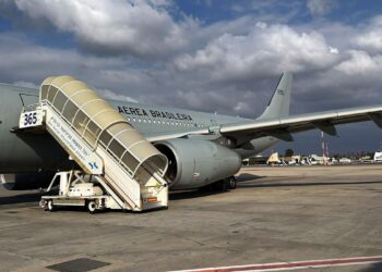 Primeiro avião de resgate parte de Tel Aviv trazendo 211 brasileiros
