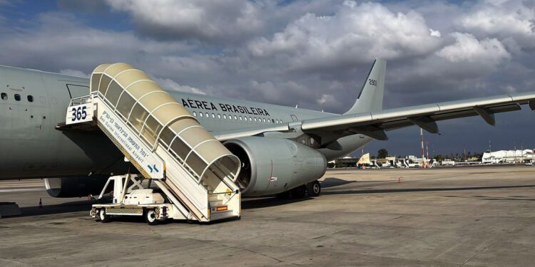 Primeiro avião de resgate parte de Tel Aviv trazendo 211 brasileiros