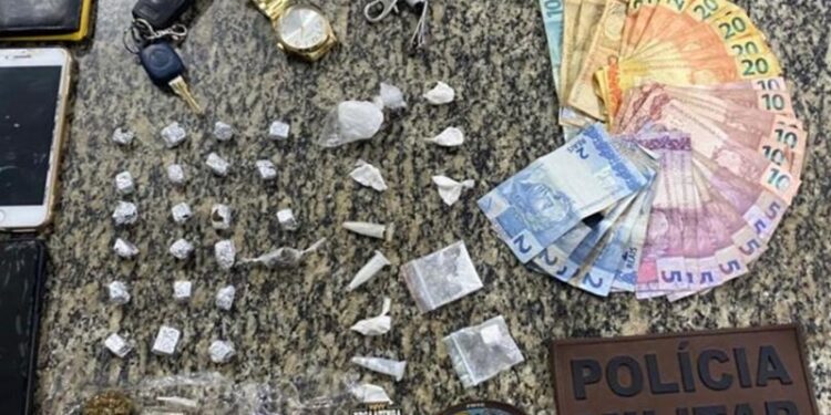 Policia Militar flagra dupla com entorpecentes em Nossa Senhora da Glória