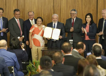 Fazer política é fazer concessões e conversar, diz Lula