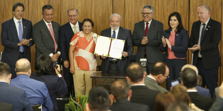 Fazer política é fazer concessões e conversar, diz Lula