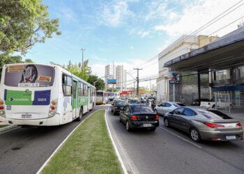 Desrespeito às regras de trânsito gera multa