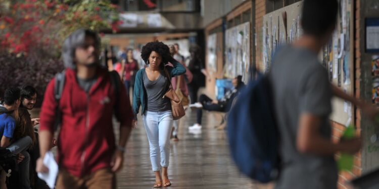 Negros são minoria no serviço público federal e têm menores salários