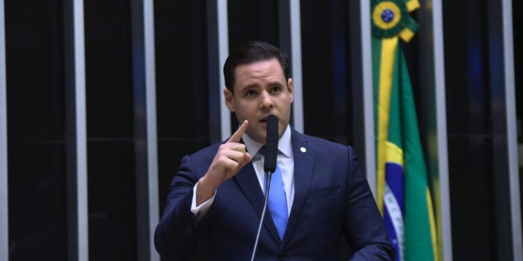 Fenasp Sergipe apoia Rodrigo Valadares na luta contra a doutrinação nas escolas