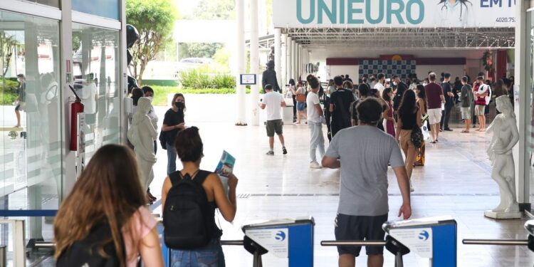 Saiba como as notas Enem podem ser usadas no Brasil e no exterior