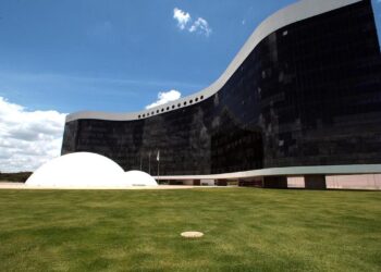 TSE retoma julgamento de Bolsonaro por abuso de poder nas eleições