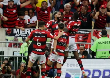 Flamengo vence Vasco e encurta distância para o líder Botafogo; veja o gol