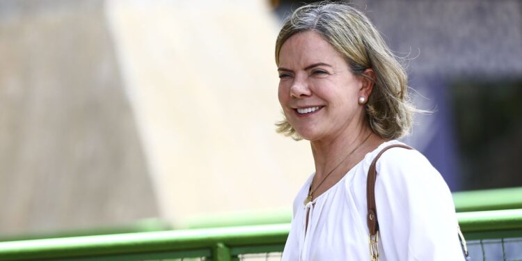 Gleisi Hoffmann deixa UTI e se recupera bem após cirurgia no coração