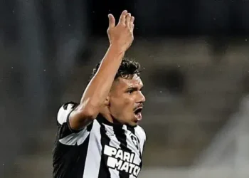 Absurdo, esse português enlouqueceu: Torcida do Botafogo perde a paciência por problema com Tiquinho Soares