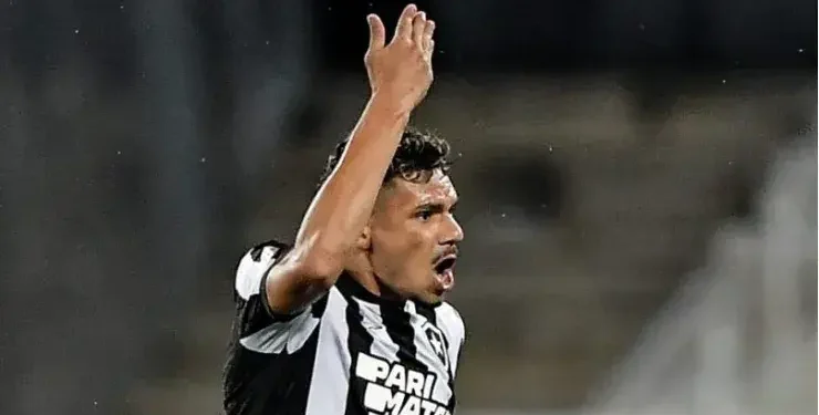 Absurdo, esse português enlouqueceu: Torcida do Botafogo perde a paciência por problema com Tiquinho Soares