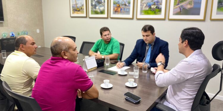 Marcos Oliveira vai à Deso e cobra abastecimento regular de água em Itabaiana, Frei Paulo, Pinhão e Pedra Mole