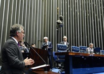 Laércio critica em plenário a decisão da companhia aérea Gol de suspender voos para Aracaju