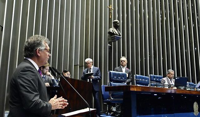 Laércio critica em plenário a decisão da companhia aérea Gol de suspender voos para Aracaju