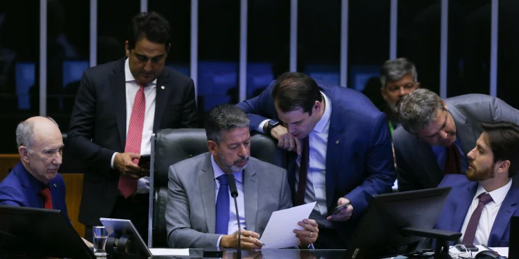 Câmara aprova projeto de lei de taxação para super-ricos