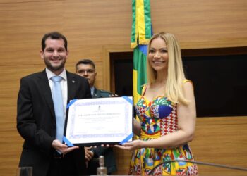 Solange Almeida se emociona ao receber o Título de Cidadã Sergipana