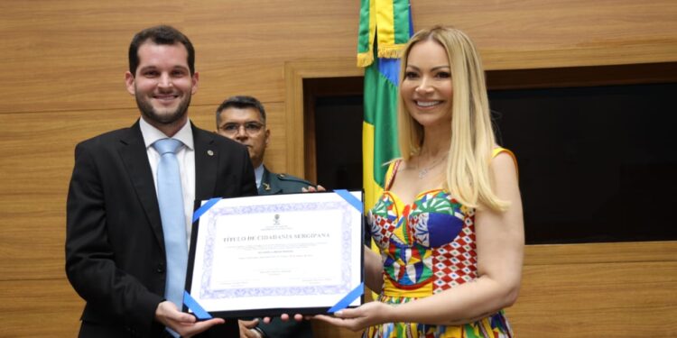 Solange Almeida se emociona ao receber o Título de Cidadã Sergipana