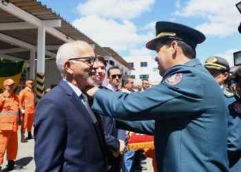 Prefeito Edvaldo recebe Medalha do Mérito Militar do Corpo de Bombeiros