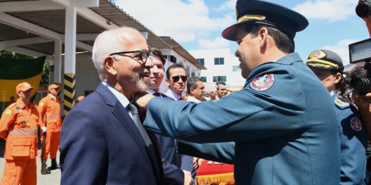 Prefeito Edvaldo recebe Medalha do Mérito Militar do Corpo de Bombeiros