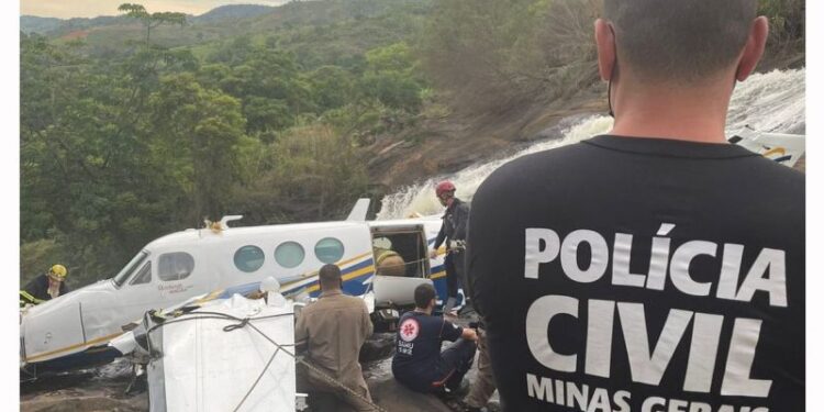 Acidente que matou Marília Mendonça e equipe foi causado por imprudência dos pilotos, diz polícia