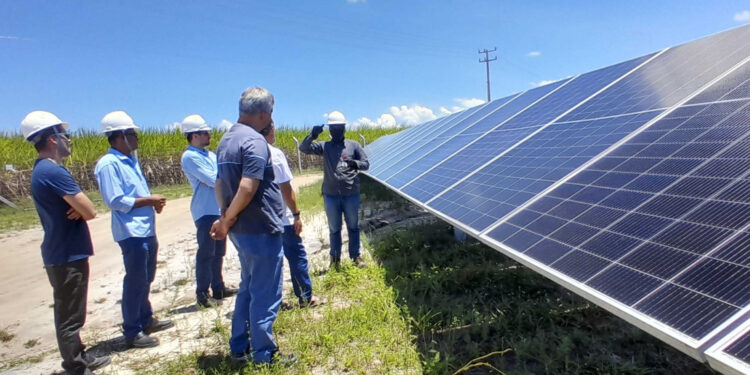 Deso realiza visita técnica a usinas fotovoltaicas localizadas em Neópolis