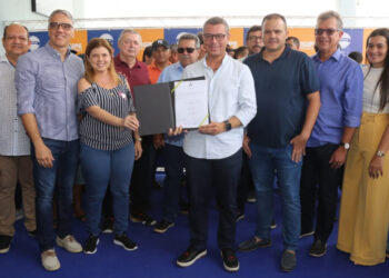 “Vamos transformar esse espaço em um ponto de geração de emprego e renda para os carirenses” disse Fábio ao assinar reforma de galpão industrial