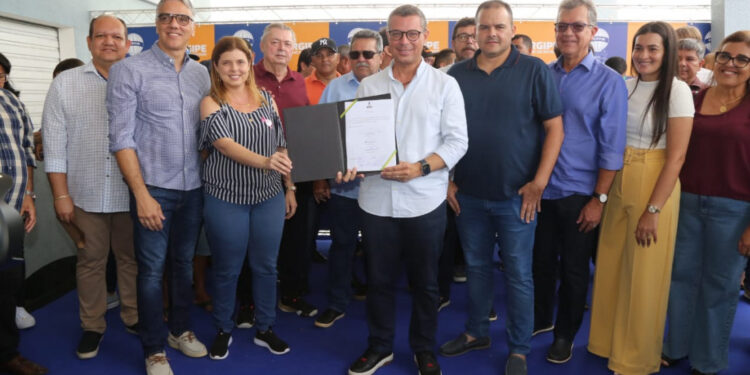 “Vamos transformar esse espaço em um ponto de geração de emprego e renda para os carirenses” disse Fábio ao assinar reforma de galpão industrial