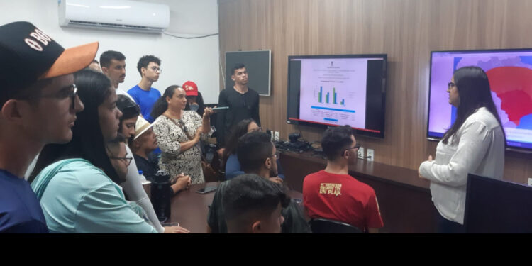 Gerência de Meteorologia da Semac recebe visita de alunos de Geografia da UFS
