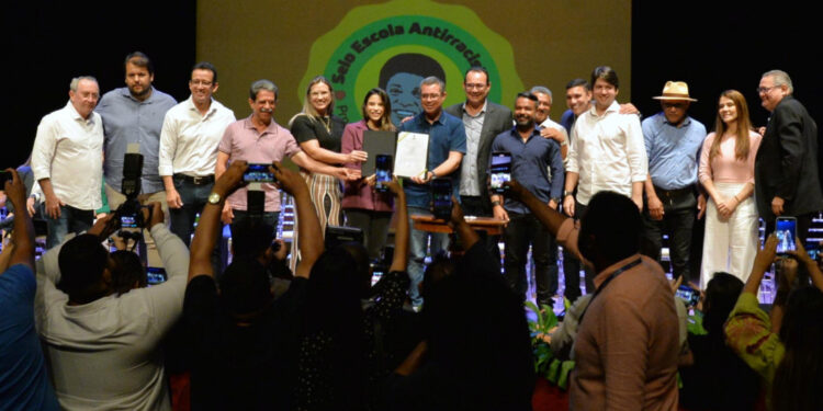 Governo de Sergipe assina atos relativos à educação durante Prêmio Escola Destaque 2023