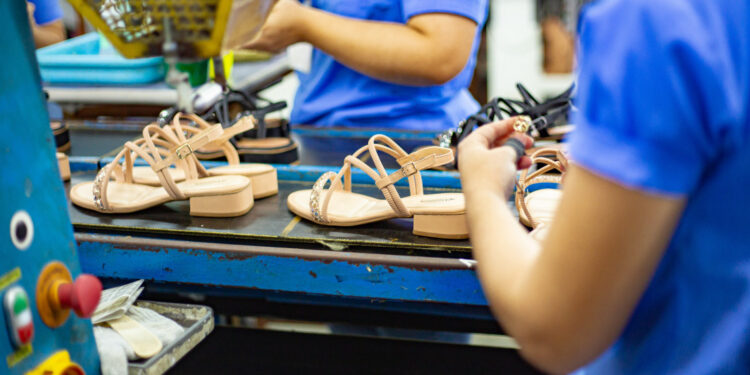 Fábrica de calçados em Simão Dias gera mais de 1.700 empregos com incentivo do Governo de Sergipe