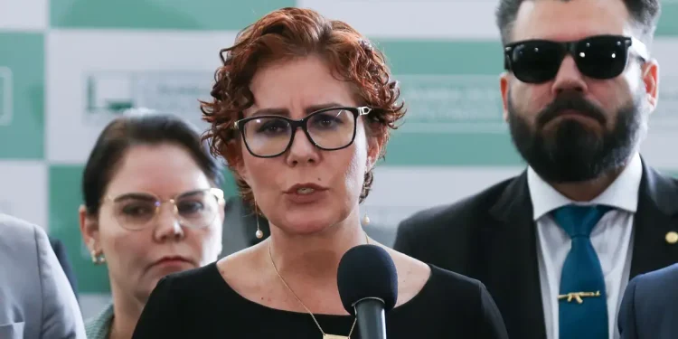 Carla Zambelli nega ter contratado hacker para prejudicar Moraes