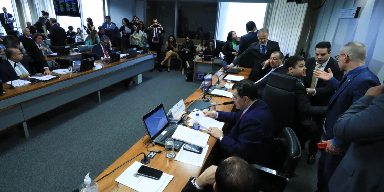 CCJ do Senado aprova reforma tributária