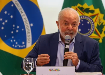 Lula pede que obras avancem sem “repetir possíveis equívocos”