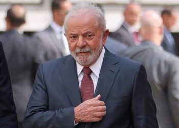 Lula sanciona lei para retomada de mais de 11 mil obras inacabadas