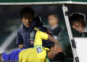 Neymar é submetido a cirurgia no joelho esquerdo