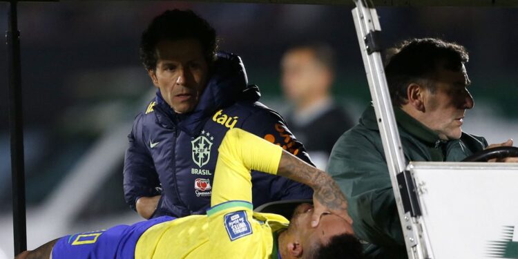Neymar é submetido a cirurgia no joelho esquerdo
