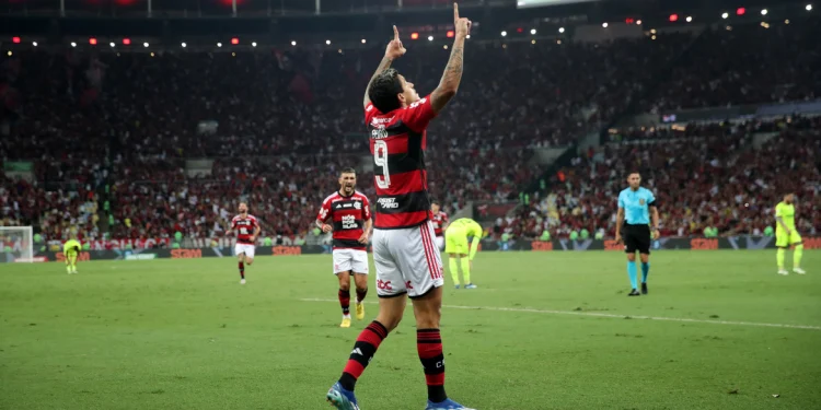 Brasileiro: Flamengo derrota Palmeiras e mantém vivo sonho por título