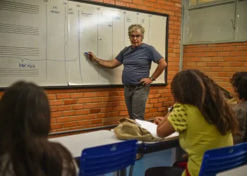 Estudantes do ensino médio terão poupança para permanecer na escola