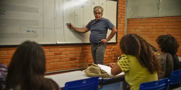 Estudantes do ensino médio terão poupança para permanecer na escola