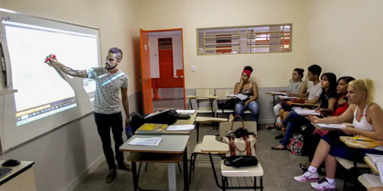 Incentivo para estudantes permanecerem no ensino médio é aprovado 